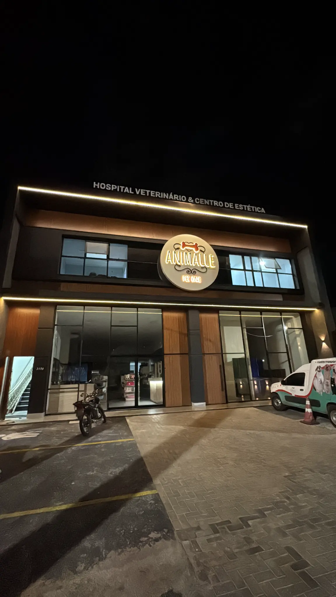 Fachada concluída do Animalle PetShop com iluminação e identidade visual instaladas