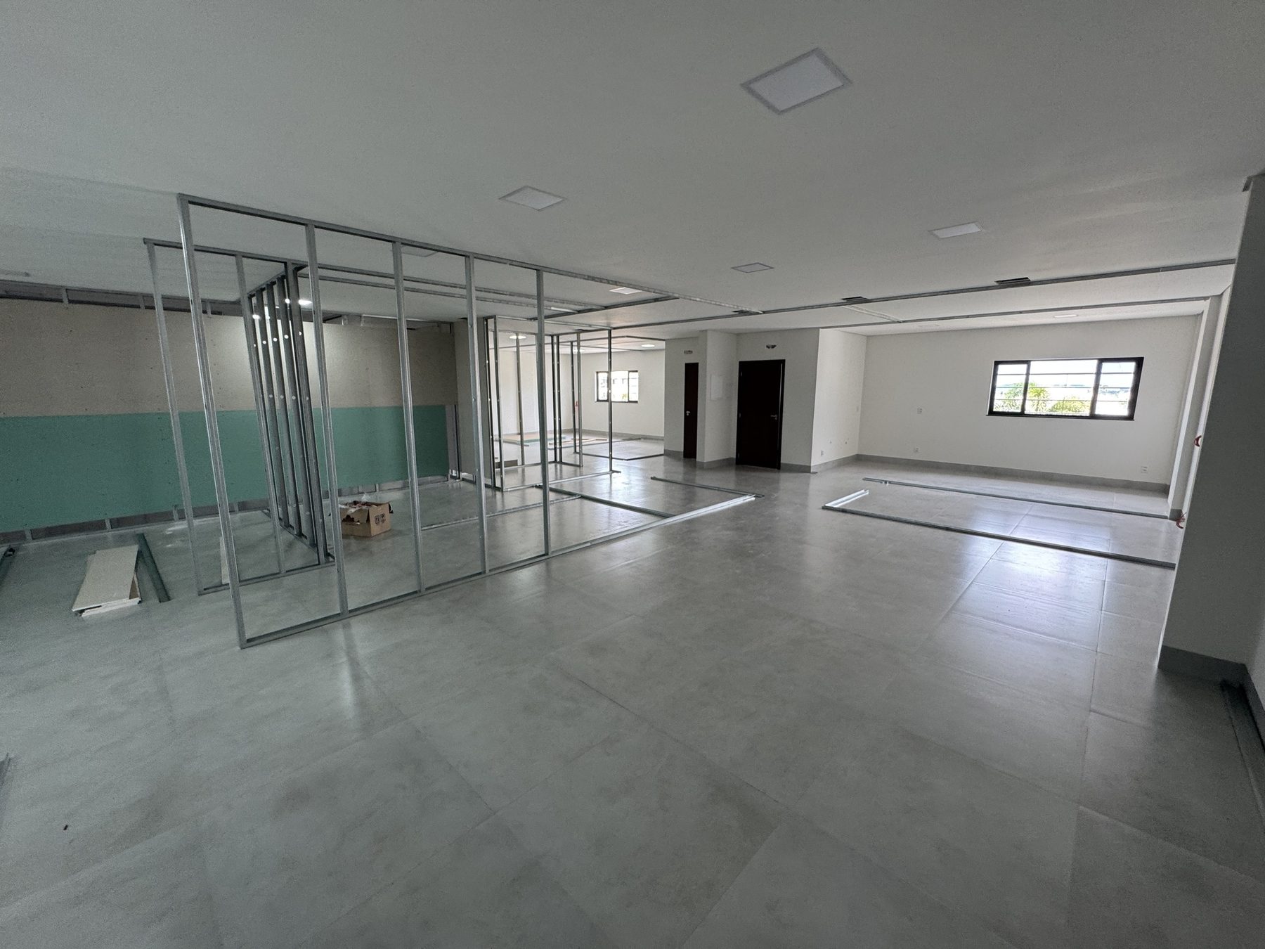 Animalle Hospital com ambientes setorizados, piso e teto executados