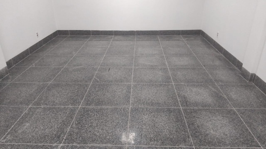 Acabamento interno em piso e rodapé na obra da COFCO