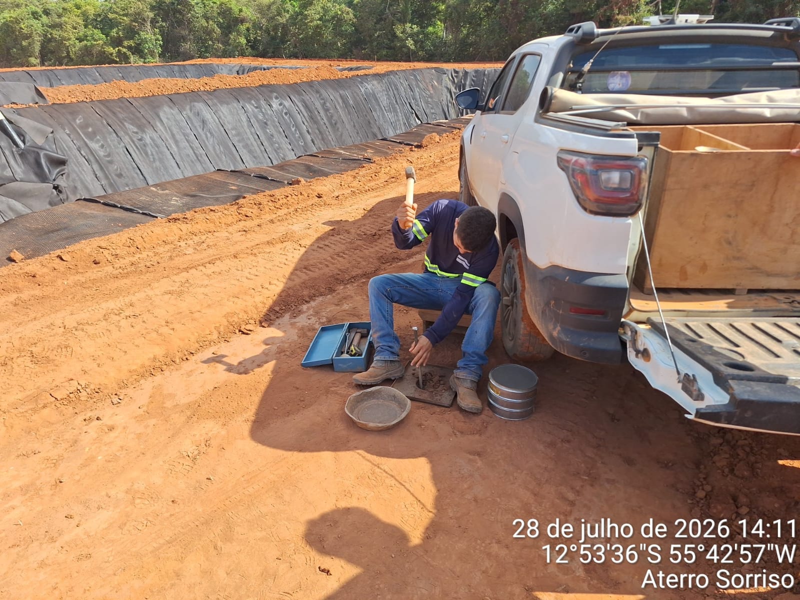 Profissional realizando ensaio de controle do solo no aterro sanitário